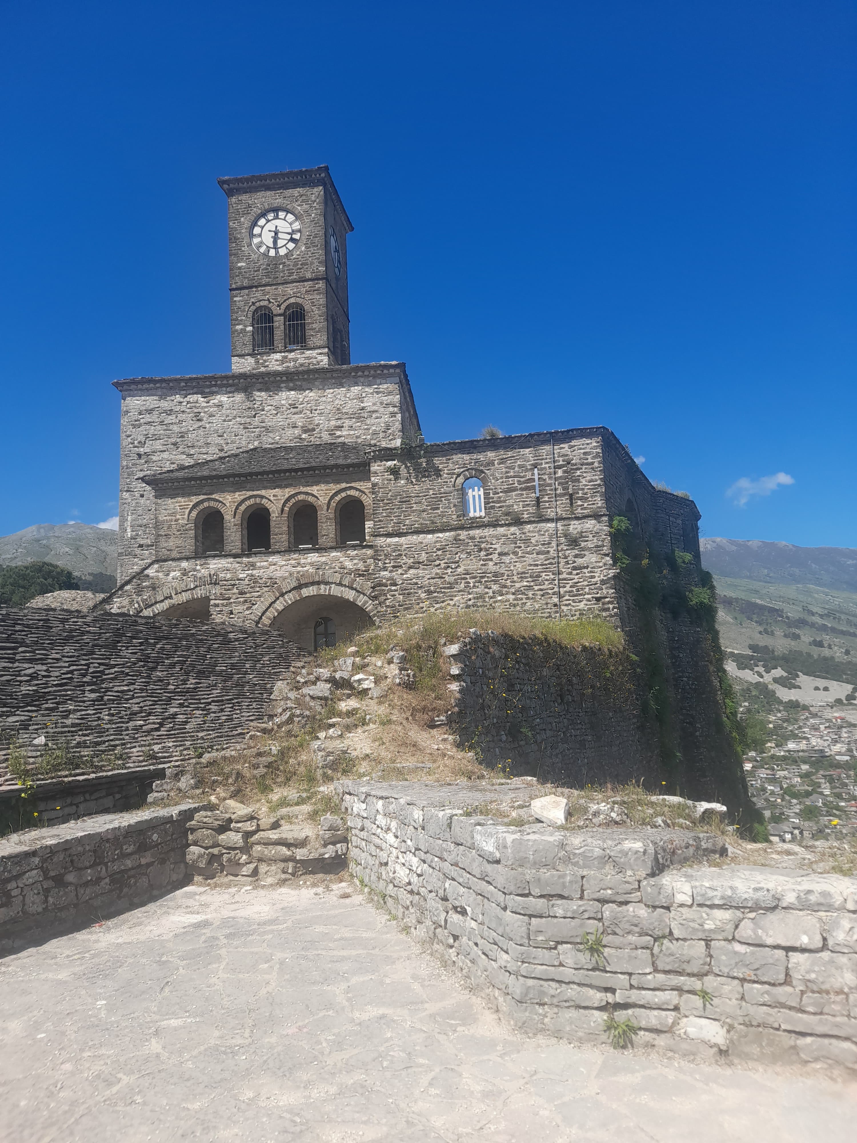 Festung und Dächer von Gjirokastra