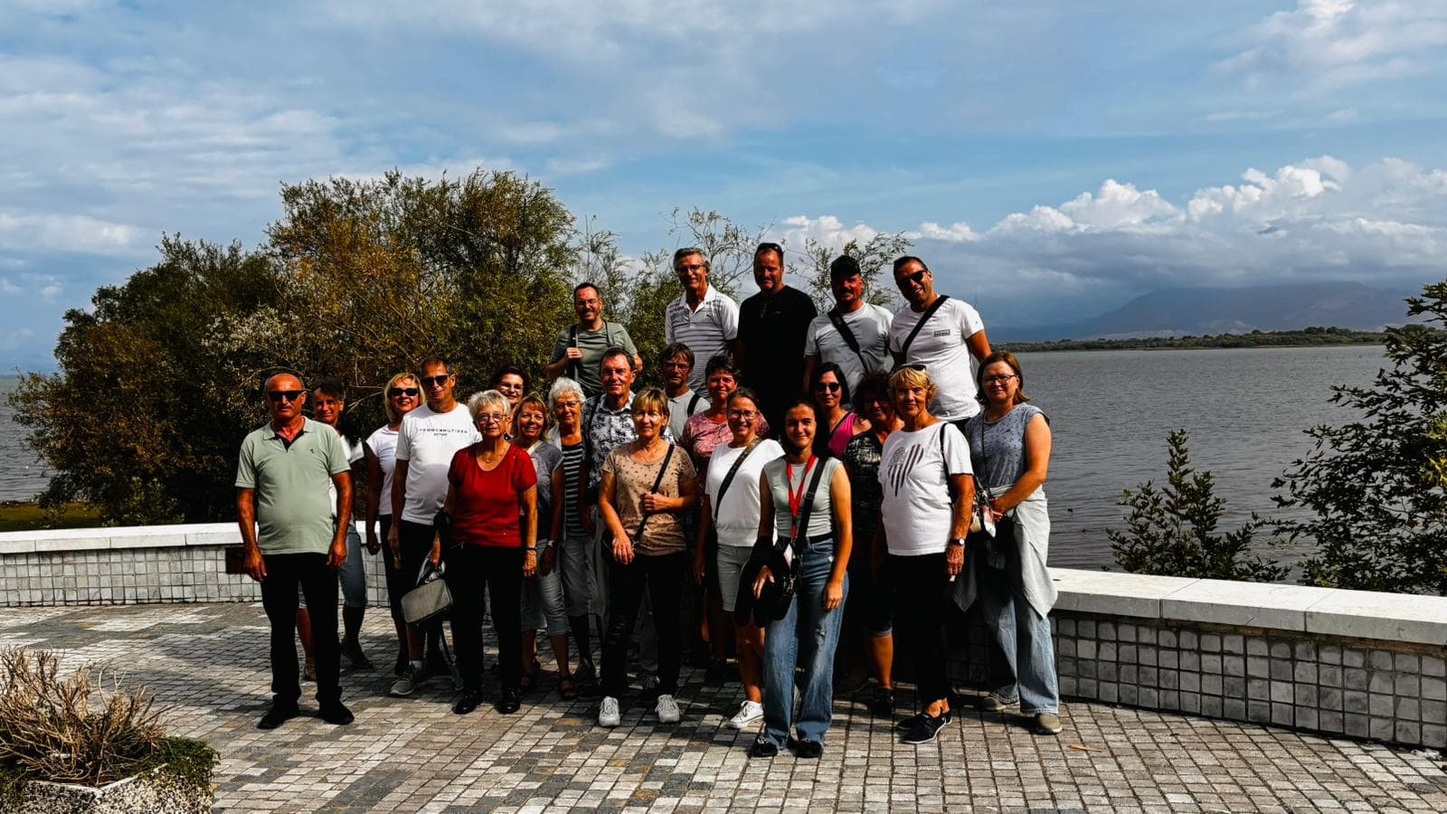 Deutschsprachige Reisegruppe mit Guide an einem See in Albanien
