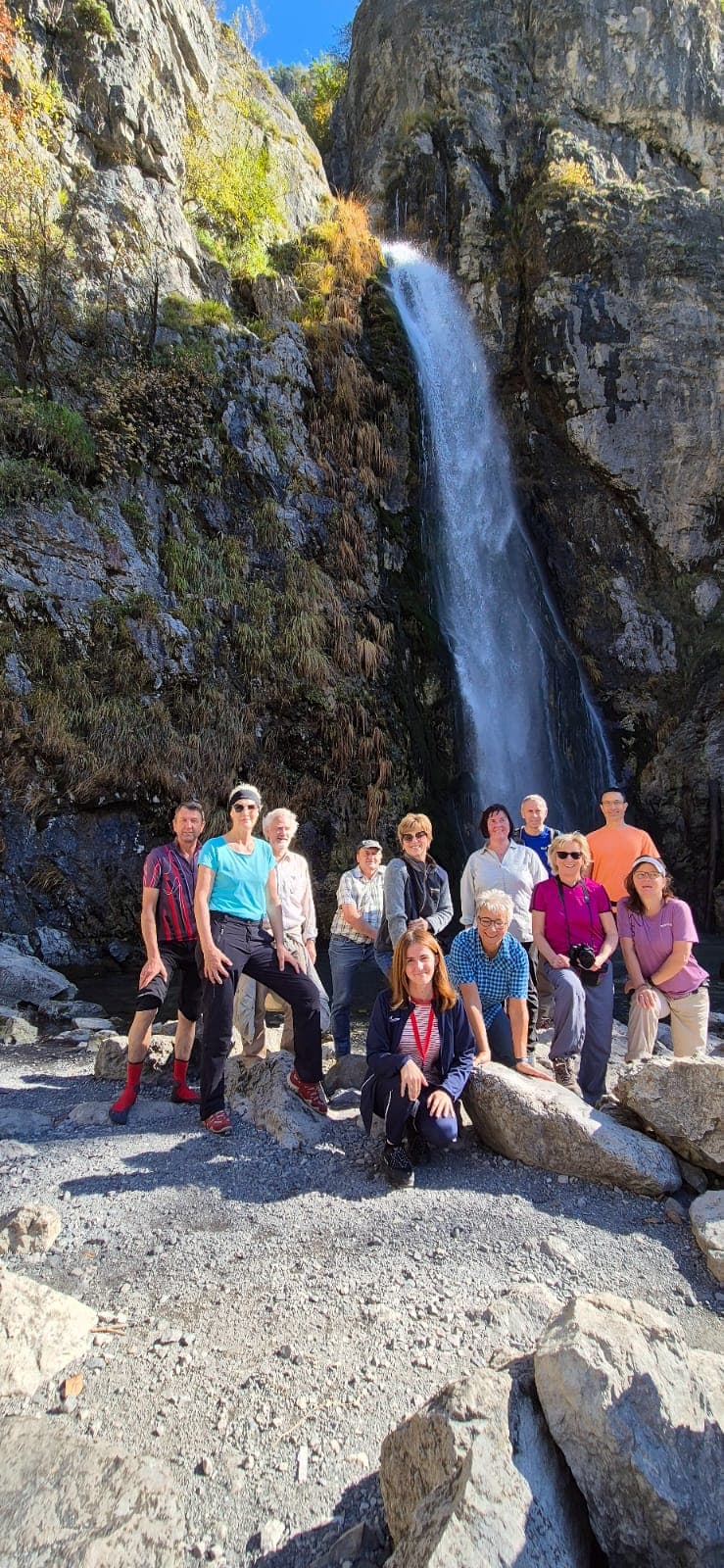 Guide mit einer Gruppe an einem Wasserfall bei Theth