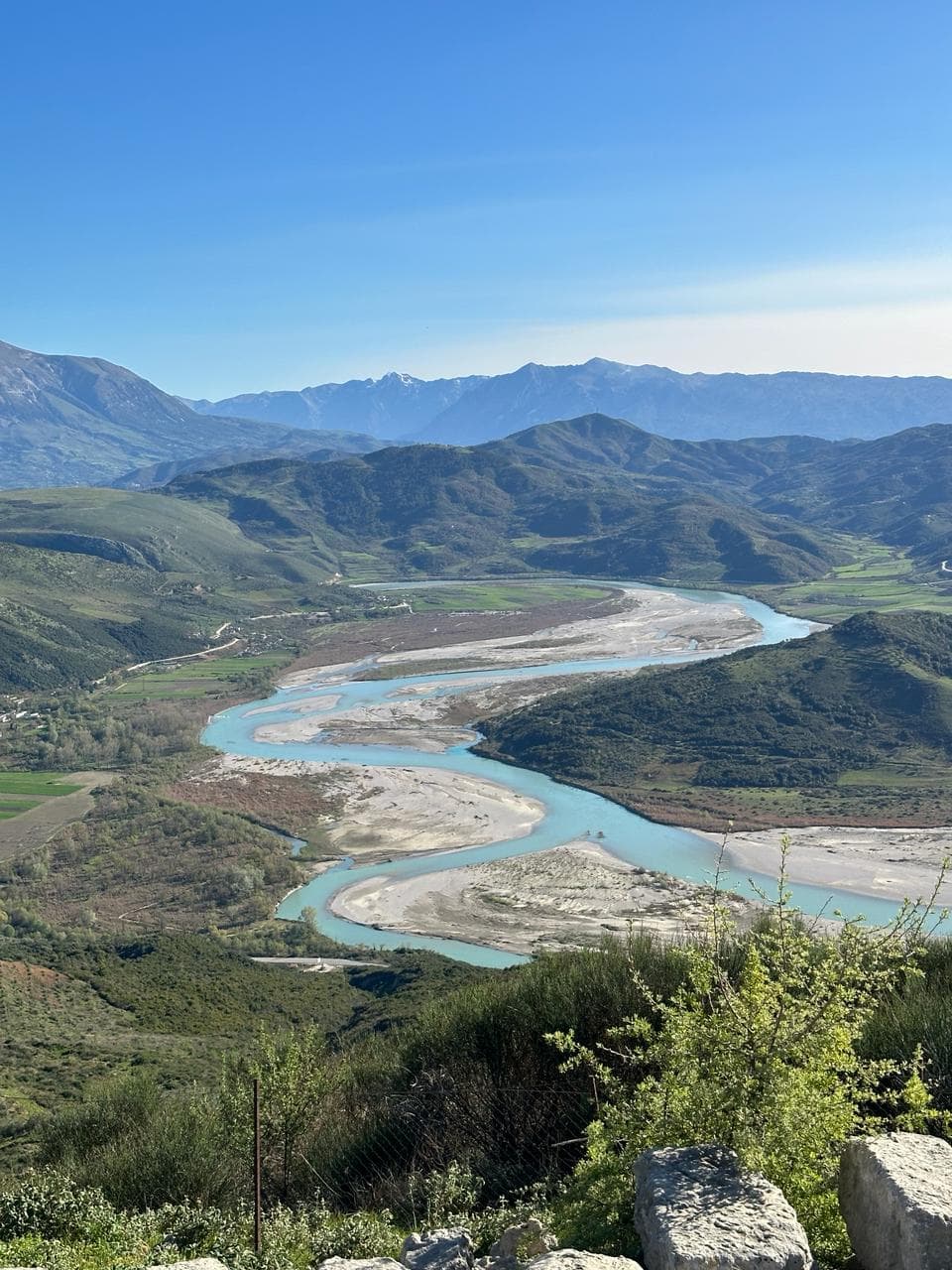 Der Fluss Vjosa und die Berglandschaft im Süden Albaniens