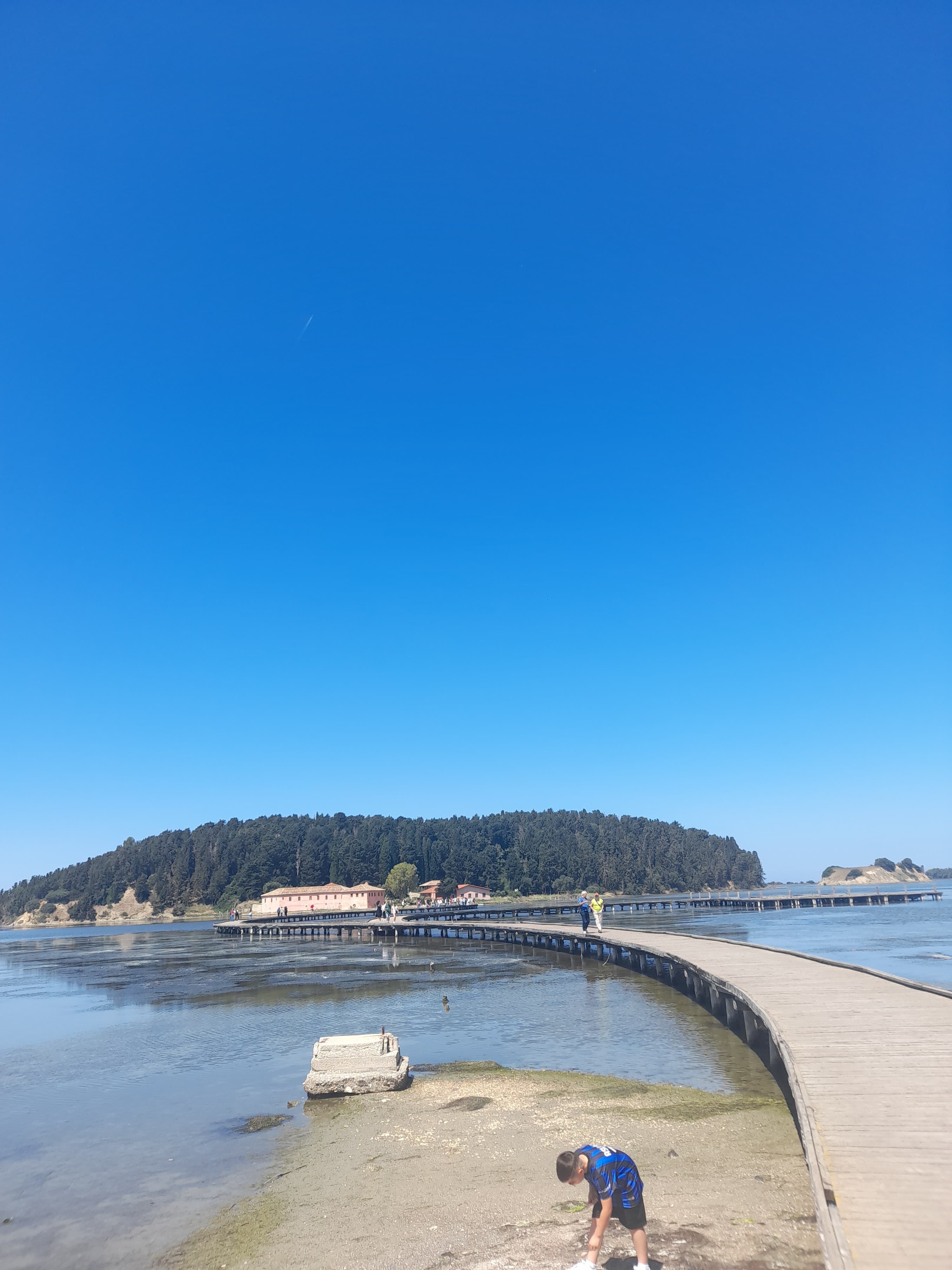 Holzsteg über eine Lagune an der albanischen Küste